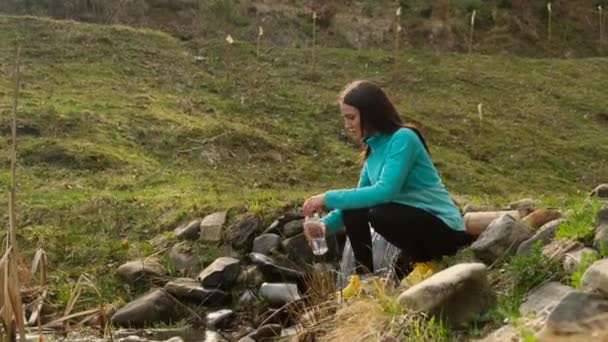 Kobieta Pijąca Wodę Treningu Pobliżu Jeziora Górach Spocona Latynoska Kobieta — Wideo stockowe
