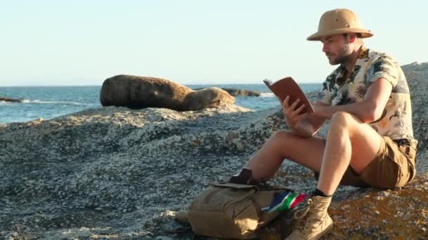 Jovem Viajante Com Mochila Ler Livro Escrever Notas Montanhas Livre — Vídeo de Stock