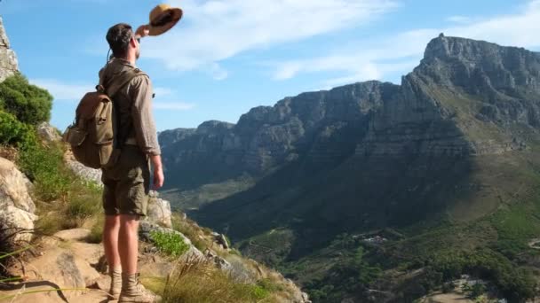 Homem Viajante Segurando Chapéu Sol Cara Com Uma Mochila Uma — Vídeo de Stock