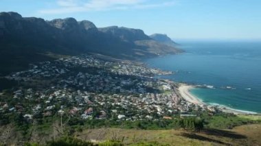 Masa Dağı ve Lions Head 'den 12 Havari. Cape Town 'da. Batı Burnu. Güney Afrika. Masa Dağı ve 12 Havariler, akşam güneşinde Lions Head 'den Sinyal Hil' in yakınlarında görüldüler..