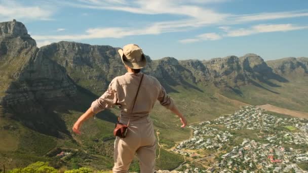 Niña Levantó Sus Manos Alto Las Montañas Table Mountain Apostles — Vídeos de Stock