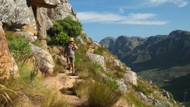 Caminhante Caminha Nas Montanhas Pôr Sol Turista Masculino Com Uma — Vídeo de Stock