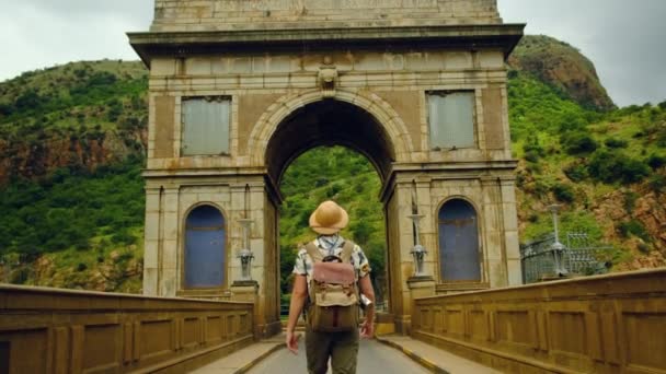 Voyageur Masculin Avec Sac Dos Une Casquette Dresse Sur Pont — Video