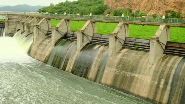 Kleiner Damm Mit Fließenden Stromschnellen Gesehen Als Linien Und Muster — Stockvideo