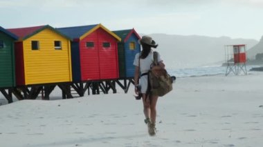 Güneşli bir günde pazar meydanındaki ortaçağ evlerinin renkli cepheleri. Cape Town 'daki tarihi Bo-Kaap mahallesinde renkli evler. Okyanus sahilindeki renkli soyunma odaları.