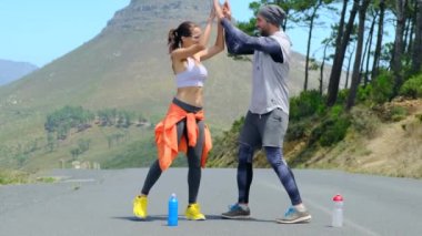 Erkek ve kadın parkta spor yapıyor. Fitness çifti beşlik çakıyor. Şehir caddesinde koşan iki koşucu. Gün batımında parkta koşan genç bir çift. Spor ve aşk kavramı.