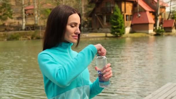 Młody Turysta Pijący Wodę Górskiej Dolinie Spragniona Dziewczyna Pijąca Wodę — Wideo stockowe