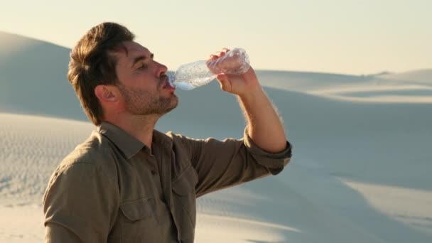 Uomo Nel Deserto Cerca Acqua Bottiglia Animale Domestico Con Acqua — Video Stock