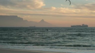 Cape Town limanında bir kargo gemisi. Kargoyu yüklemeyi bitirdi ve ticaret rotasına başlamaya hazır. Cape Town 'daki ben panorama ve okyanustaki deniz konteynırı gemisi. 