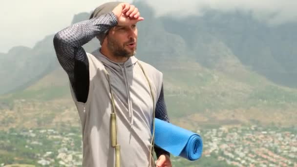 Sakallı Yetişkin Erkek Eğitimi Spor Kıyafetleri Giymiş Karemat Taşır Spor — Stok video