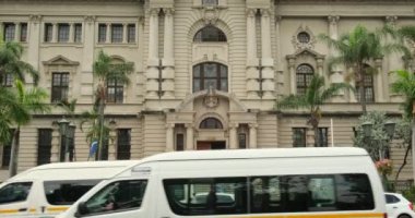 Savaş Anıtı ve Bahçeleri olan Durban Belediye Binası, KwaZulu-Natal, Güney Afrika. Durban Belediye Binası, Güney Afrika. Hollanda tarzı arkeoloji müzesi, ırk ayrımı
