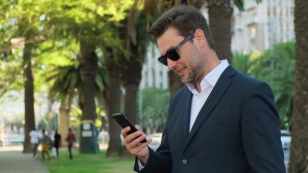 Młody Dorywczy Biznesmen Trzyma Używa Smartfona Wiadomości Sms Biznes Styl — Wideo stockowe
