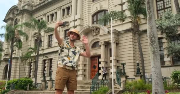 Férfi Vándor Tartja Érintőpad Míg Pihentető Szabadban Utazás Közben Durbanban — Stock videók