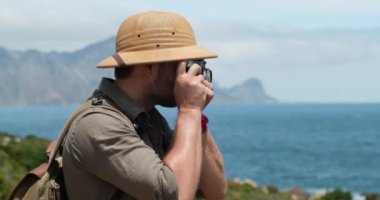 Doğa fotoğrafçısı iş başında. Sisli bulutların üzerindeki insan silueti, sabah tepesi manzarası. Fotoğrafçı, dağlarda dijital kamerayla fotoğraf çekiyor. Yaratıcı profesyonel fotoğrafçılık