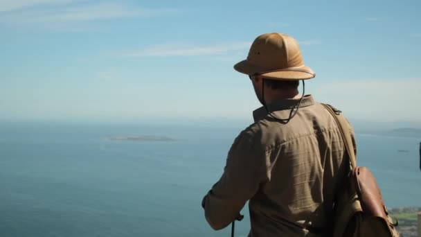 Homem Viajante Chapéu Sol Aponta Dedo Para Uma Famosa Ilha — Vídeo de Stock