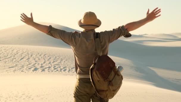 メルズーガ モロッコの砂漠を歩く男 サハラでの朝の光 砂丘やライン 風光明媚な風景です 北アフリカ 孤独な男が砂漠 晴れた日に立っている 黄金の夕日を見ながら — ストック動画