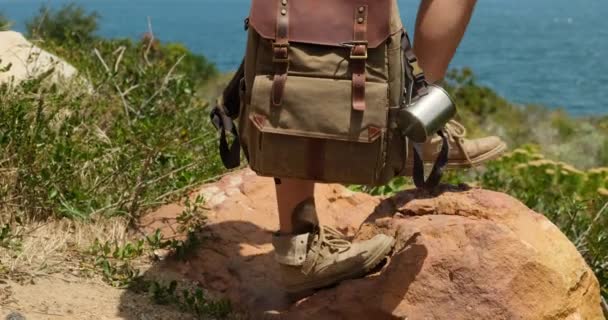 Τουριστικός Στην Πεζοπορία Μπότες Πεζοπορίας Πόδια Στο Βουνό Κατά Ηλιοβασίλεμα — Αρχείο Βίντεο