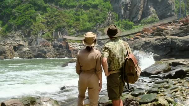 Туристична Пара Мандрівників Гуляють Природі Відпочиває Чоловік Жінка Туристи Рюкзаками — стокове відео
