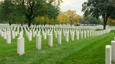 Washington DC, Arlington Ulusal Mezarlığı 'nda sonbahar zamanı. Arlington County, Virginia 'da Washington DC' den Potomac Nehri 'nin karşısındaki mezarlıkta.