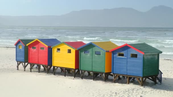 サンジェームズビーチMuizenbergケープタウン南アフリカのカラフルな変更部屋 海の近くのビーチにあるカラフルな部屋は — ストック動画
