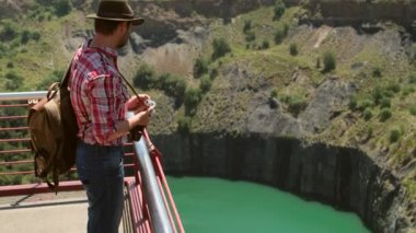 Maden ocağında bakır, gümüş, altın ve diğer madenleri yüklüyorlar. Eski altın madeni yeraltı tüneli. Sırt çantalı bir erkek gezgin altın ve elmasları çıkardıktan sonra taş ocağının fotoğraflarını çekiyor.