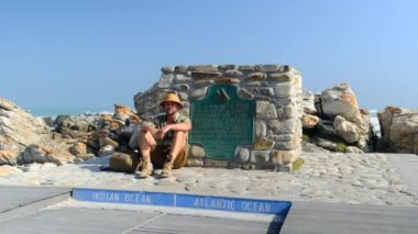 Cape Peninsula 'nın Atlantik kıyısındaki Ümit Burnu, S. Ümit Burnu, Güney Afrika, Batıya doğru bakan, Cape Point üzerindeki sahil kayalıklarından Dias plajına bakan.