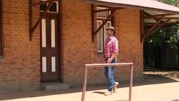 Amerikanischer Bauer Auf Einem Feld Mit Jeansmütze Und Loso Ein — Stockvideo