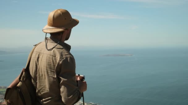 Voyageur Masculin Dans Chapeau Soleil Pointe Doigt Une Île Célèbre — Video