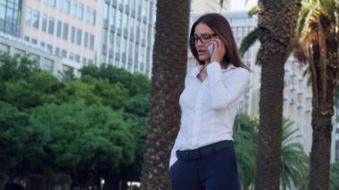 Gözlüklü, gülümseyen İspanyol iş kadını açık havada konuşuyor. Akıllı telefon ses tanıma sistemi kullanan komik Brezilyalı genç bir kadın. Düşünceli genç bayan telefonda konuşuyor.
