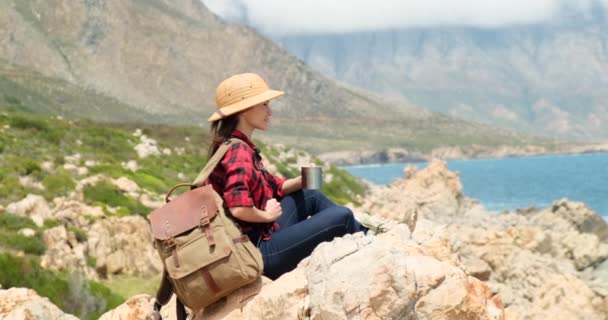 Одинокая Горах Девушка Путешествующая Одна Альпинистка Женщина Сидящая Скале Горах — стоковое видео