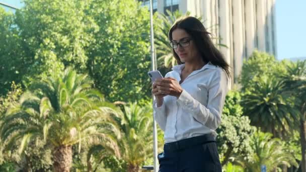 Femeie Braziliană Ochelari Tastând Telefonul Inteligent Aer Liber Tânără Hispanică — Videoclip de stoc