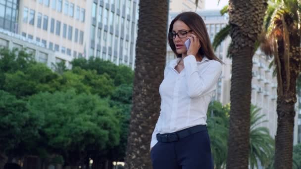 Femme Affaires Hispanique Lunettes Souriant Parle Sur Mobile Extérieur Drôle — Video