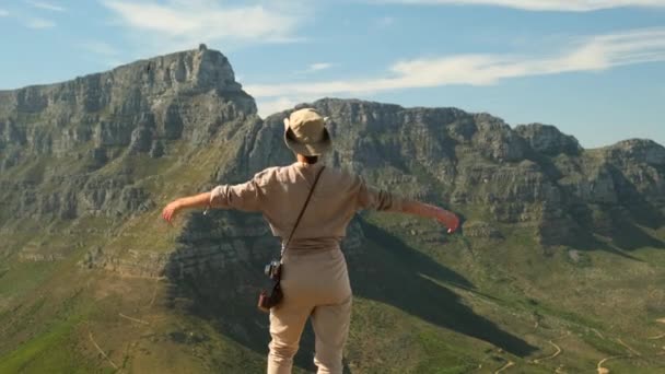 Una Mujer Está Pie Las Montañas Levantó Sus Manos Cielo — Vídeo de stock