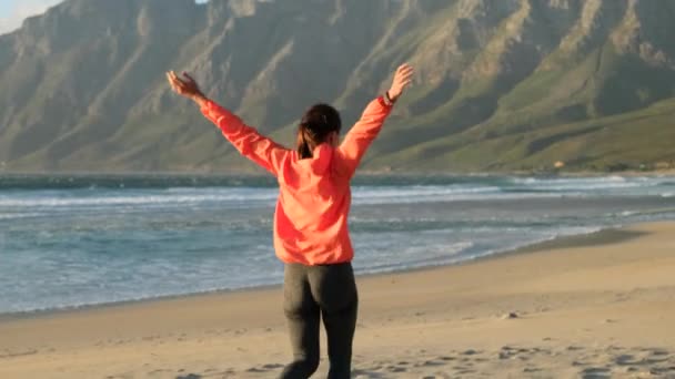 Жінка Спортивному Одязі Біжить Пляжі Жінка Біжить Відкритому Повітрі Пляжі — стокове відео