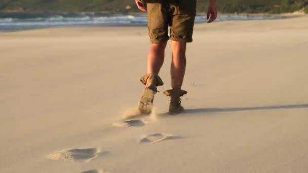 Man Loopt Langs Het Strand Naar Zee Bij Zonsondergang Mannenvoeten — Stockvideo