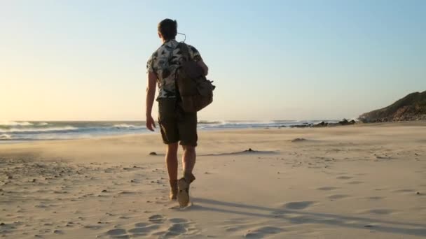 Человек Идет Вдоль Пляжа Морю Золотом Закате Мужские Ноги Горных — стоковое видео