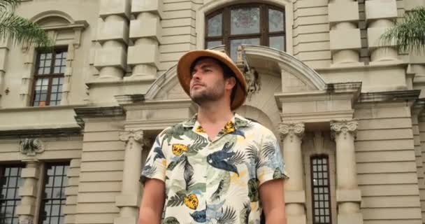Generation Nya Koncept Resor Manlig Resenär Safari Kläder Står Framför — Stockvideo