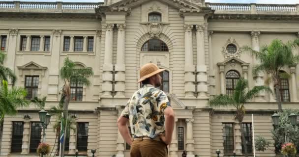 Generation Neues Konzept Reist Ein Männlicher Reisender Safarikleidung Steht Vor — Stockvideo