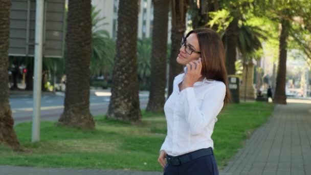 Una Donna Latina Che Prende Caffe Parla Telefono Felice Latino — Video Stock