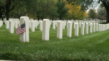 Bayraklar Arlington Ulusal Mezarlığı 'ndaki mezar taşlarına Amerikan Savaşı' nın ölüsünü onurlandırmak için asılıyor. Bilinmeyen asker mezarı, kamera göğe doğru dönüyor. Mackinac Kalesi. Bilinmeyen Amerikan askerinin mezarı.