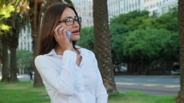 Beyaz Gömlekli Bir Kadını Sokakta Cep Telefonuyla Konuşuyor Masasındaki Sekreter — Stok video