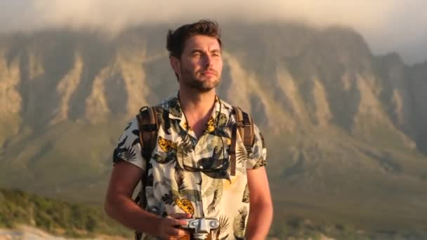 Jeune Homme Voyageur Bénéficiant Une Vue Pittoresque Sur Falaise Montagne — Video
