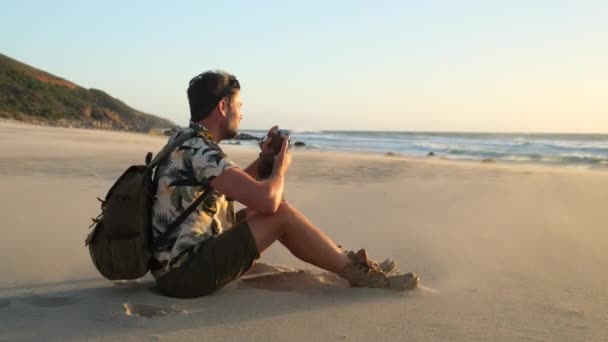 Joven Viajero Disfrutando Pintorescas Vistas Del Acantilado Montaña Viajando Por — Vídeos de Stock