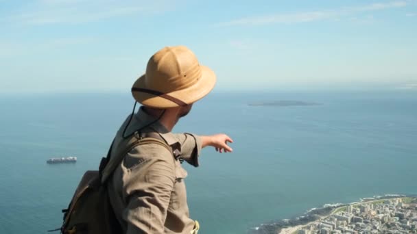Dağ Zirvesinde Duran Maceraperest Bir Sırt Çantasının Fotoğrafı Sırt Çantalı — Stok video