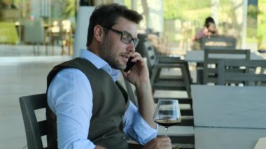 Telefonda konuşan bir iş adamının açık hava portresi. İş adamı telefonda konuşur. Mutlu, kendine güvenen erkek, profesyonel yönetici web tasarımcısı, online proje oluşturma çağrısı için istemciye danışıyor.