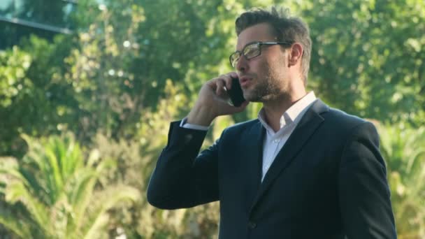 Retrato Livre Homem Negócios Falando Telefone Homem Negócios Fala Por — Vídeo de Stock