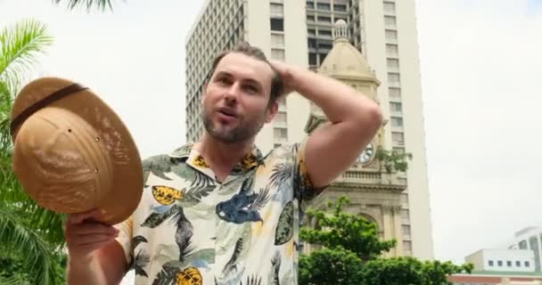 Turista Homem Bonito Com Mochila Andando Centro Cidade Olhando Redor — Vídeo de Stock