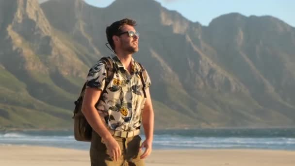 Άντρας Ταξιδιώτης Ψάχνει Φανταστικά Βουνά Στην Ηφαιστειακή Λάβα Αμμόλοφους Στην — Αρχείο Βίντεο