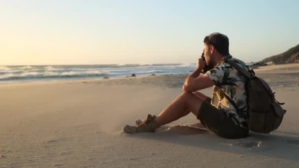 Ein Erfolgreicher Männlicher Reisender Sitzt Sand Des Strandes Und Macht — Stockvideo