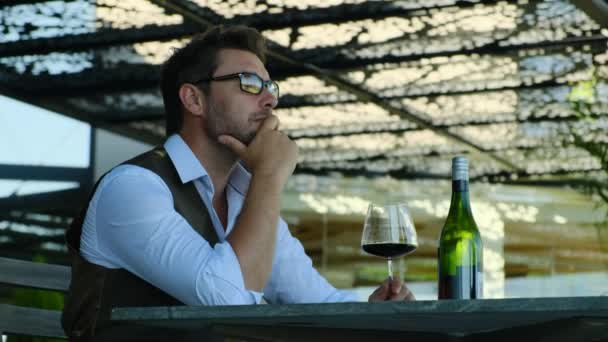 Mężczyzna Białej Koszuli Złym Humorem Siedzi Restauracji Pije Wino Bogaty — Wideo stockowe